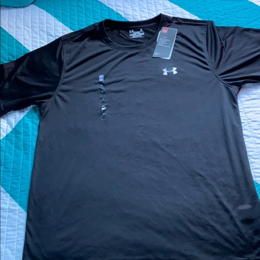NWT Under Armour Men’s Short sleeve shirt